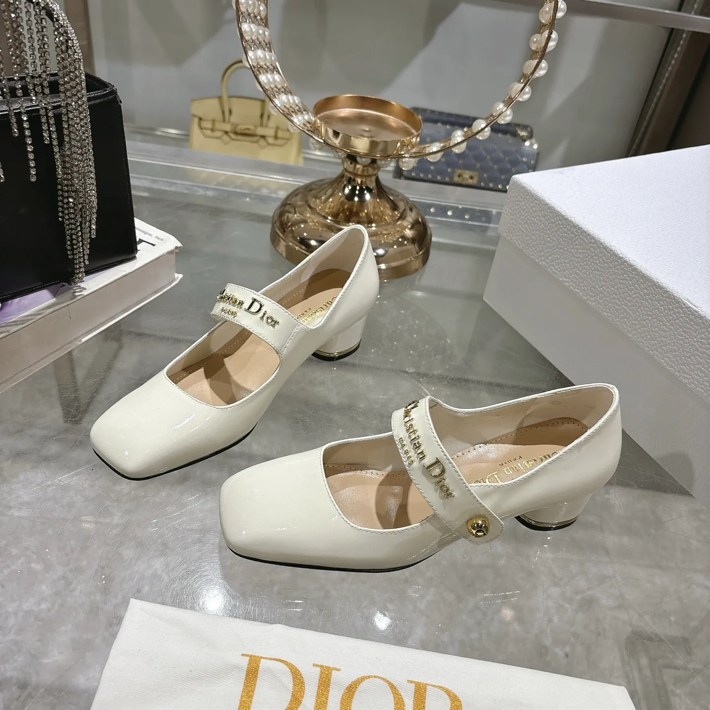 💕💕Factory direct selling price p560💕💕 💕25ss early spring new Dior Dior D-My hardware letter square toe high heels 👠This My Dior high heels are a new product in the 2025 spring and summer ready-to-wear series, showing exquisite elegance. Carefully crafted from cow leather, it is embellished with gold buckles and a metallic Christian Dior Paris logo, making it highly recognizable and highlighting Dior's extraordinary craftsmanship. Graphic style heels complement each other, making the fashionable design more elegant. Upper: cow patent leather. Inner foot pad: sheepskin. Sole: Italian genuine leather outsole. Heel height: 4cm 7.5cm. Size: 35-39 (34.40.41. Customized items are non-refundable)